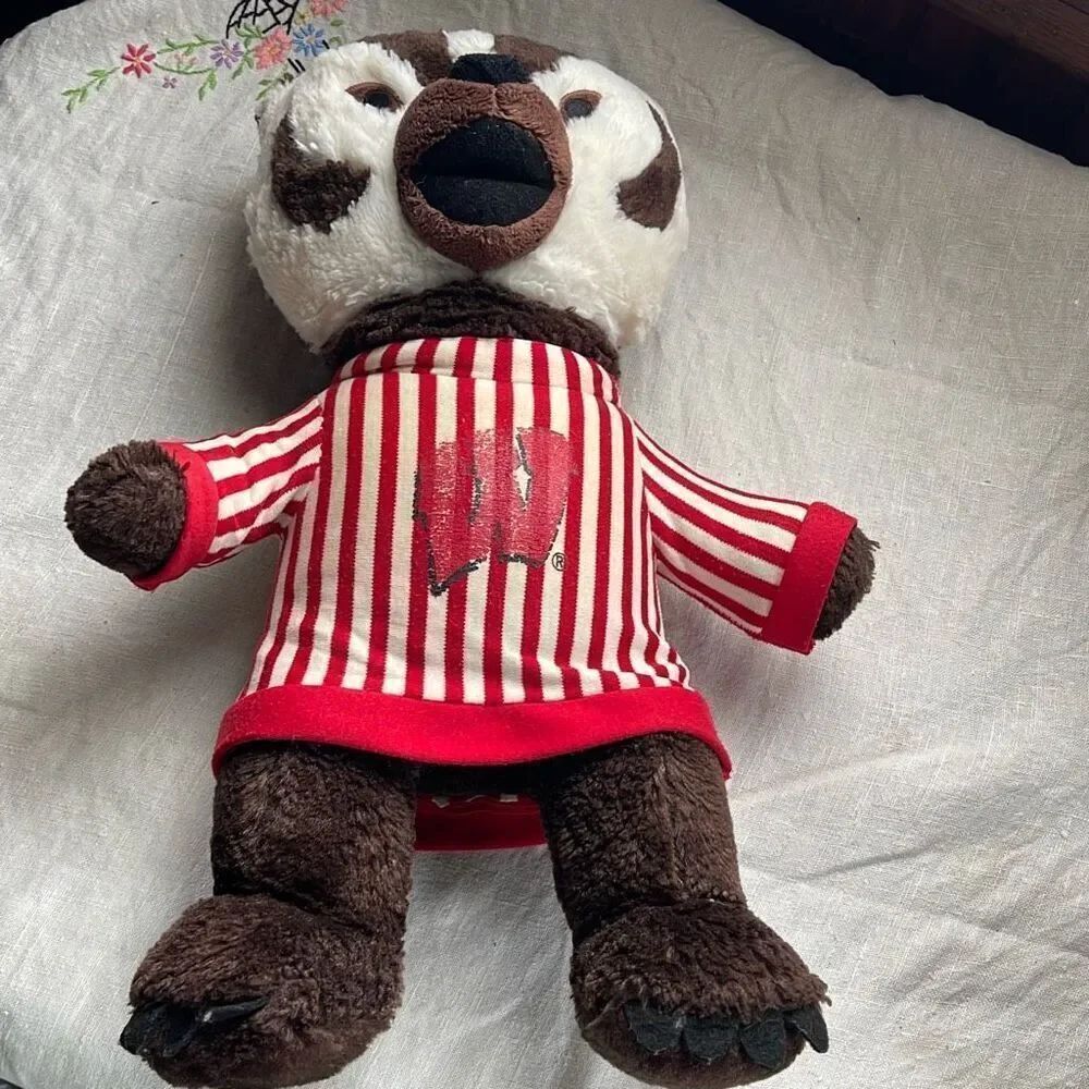 2011 Build A Bear University of Wisconsin Bucky Badgers faded shirt